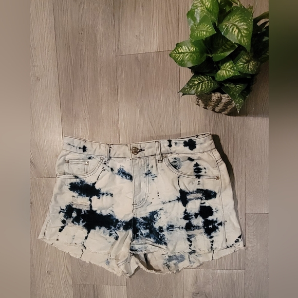 Almost Famous Juniors 5, white and blue tie-dye denim shorts - Picture 2 of 13
